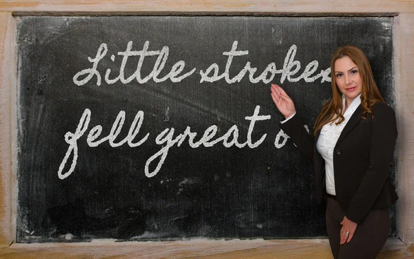 Leraar tonen weinig lijnen viel grote eiken op blackboard — Stockfoto