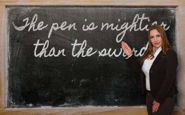 kalem gösterilen öğretmen tahta kılıcı daha keskindir