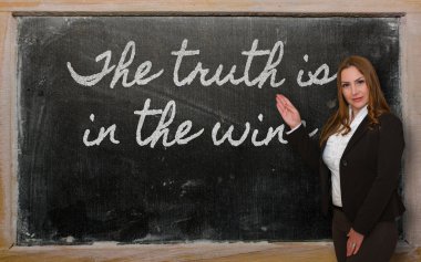 yazı tahtası üzerinde Wine gerçeği gösteren öğretmendir