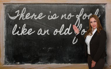 yazı tahtası üzerinde yaşlı bir aptal aptal olduğunu gösteren öğretmen seviyorum