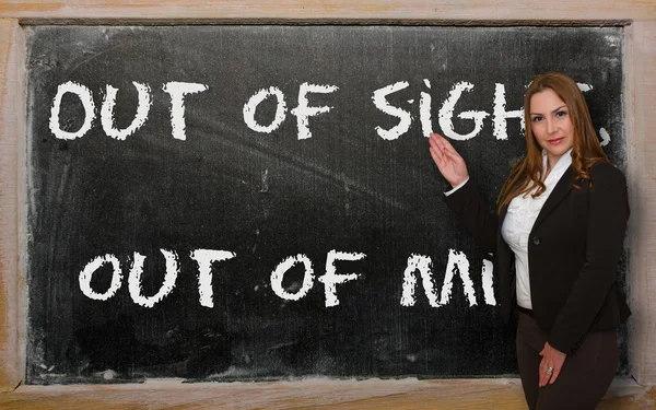 Läraren visar ur sikte, ur sinne på blackboard — Stockfoto