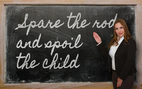 Leraar weergegeven: sparen de staaf en bederven het kind op blackboard — Stockfoto