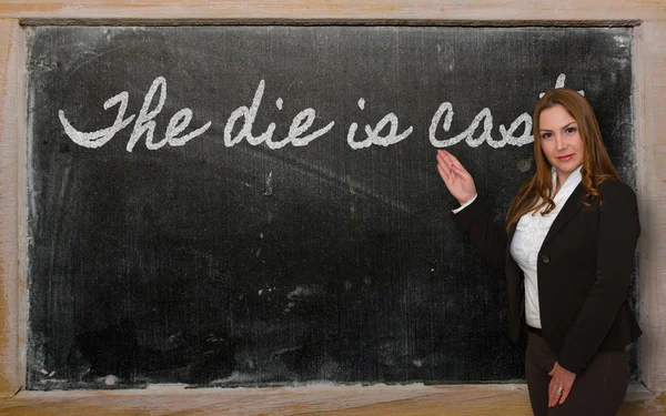 Läraren visar tärningen är kastad på blackboard — Stockfoto
