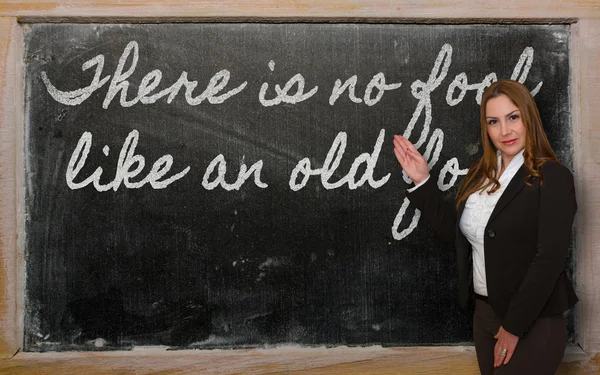 yazı tahtası üzerinde yaşlı bir aptal aptal olduğunu gösteren öğretmen seviyorum