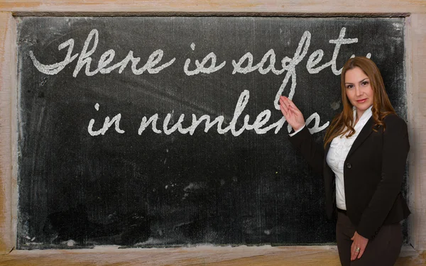 Läraren visar att det är säkerhet i siffrorna på tavlan — Stockfoto