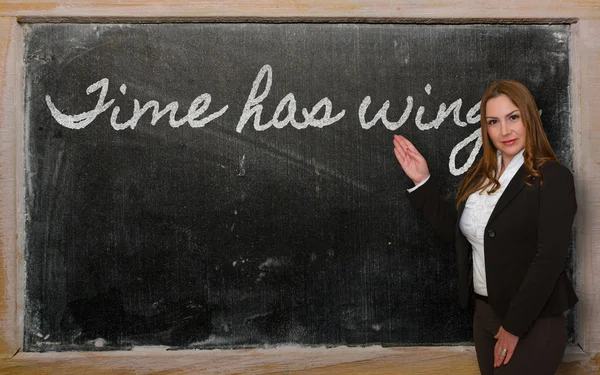 Läraren visar tid har vingar på blackboard — Stockfoto