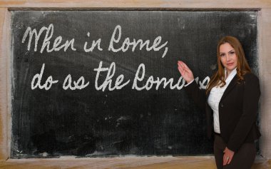 Roma'da, gösterilen öğretmen tahtaya Romalıların yaptığı gibi yap