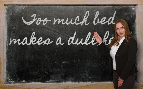 Läraren visar för mycket säng gör en tråkig huvud på blackboard — Stockfoto