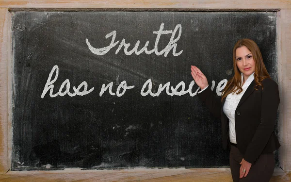 Učitel ukazuje pravdu nemá odpověď na tabuli — Stock fotografie