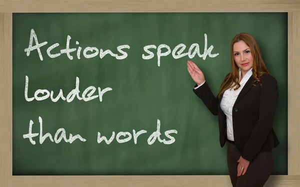 Enseignant montrant Actions parler plus fort que les mots sur le tableau noir — Photo