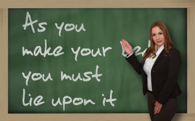 yatağının üzerine bla üzerinde yalan gerekir yaparken gösterilen öğretmen