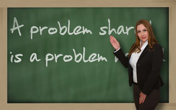Professor mostrando um problema compartilhado é um problema reduzido para metade em blackboa — Fotografia de Stock