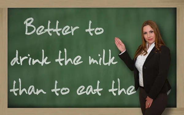 Maestro mostrando Mejor beber la leche que comer la vaca en —  Fotos de Stock