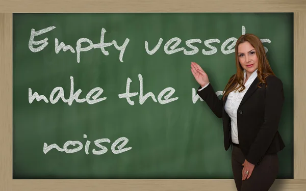 Professor mostrando embarcações vazias fazem mais barulho no quadro negro — Fotografia de Stock