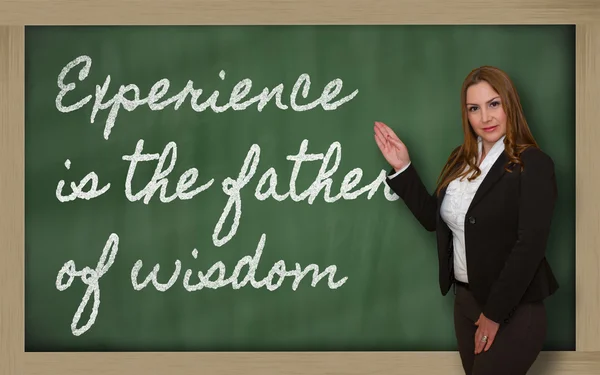 Teacher showing Experience is the father of wisdom on blackboard — Stock Photo, Image