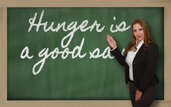 Lehrer zeigt, dass Hunger eine gute Soße an der Tafel ist — Stockfoto