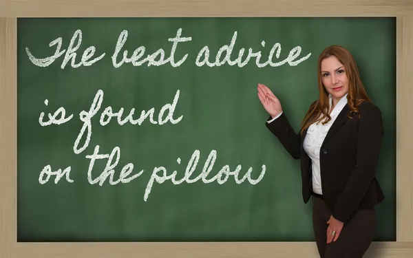 Insegnante mostrando Il miglior consiglio si trova sul cuscino su blackb — Foto Stock