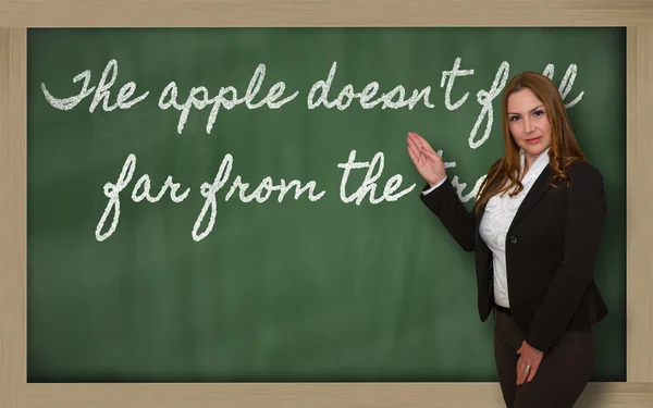 Lehrerin zeigt, dass der Apfel nicht weit vom Baum fällt — Stockfoto