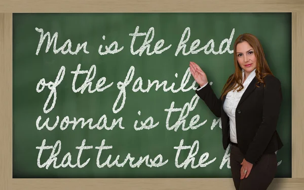 Läraren visar man är chef för familjen på blackboard — Stockfoto