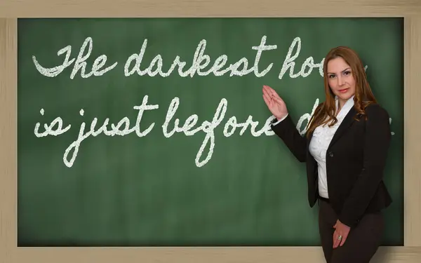 Profesor mostrando La hora más oscura es justo antes del amanecer en Blackboa — Foto de Stock