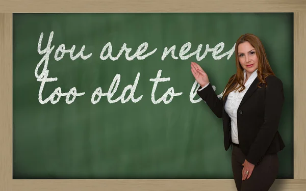 Professor mostrando Você nunca é velho demais para aprender no quadro negro — Fotografia de Stock