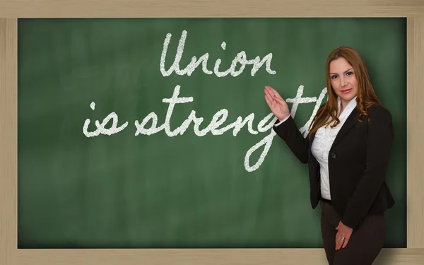 Profesor mostrando Unión es fuerza en pizarra — Foto de Stock