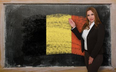 blackboard sunu ma için bayrak ofbelgium gösteren öğretmen