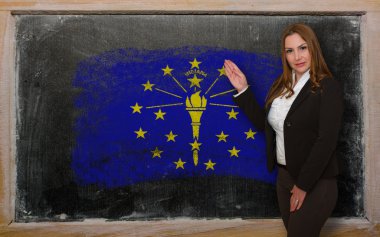 blackboard sunu ma için bayrak ofindiana gösteren öğretmen