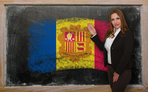 Učitel ukazuje vlajky ofandora na tabuli pro prezentaci mar — Stock fotografie