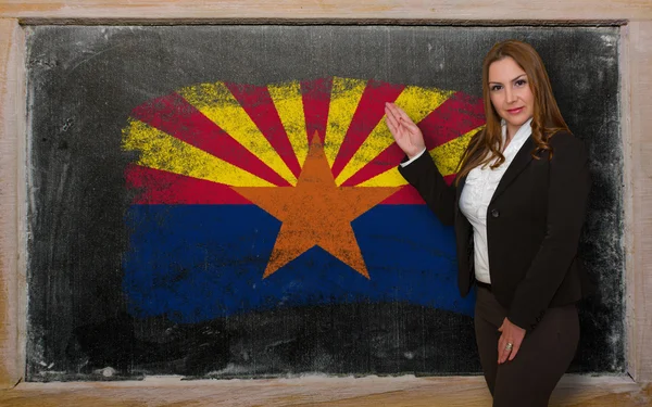 Εκπαιδευτικός δείχνει την σημαία ofarizona στο blackboard για παρουσίαση ma — Φωτογραφία Αρχείου