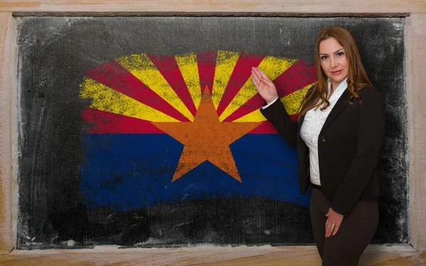 Profesor mostrando bandera ofarizona en pizarra para presentación ma — Foto de Stock