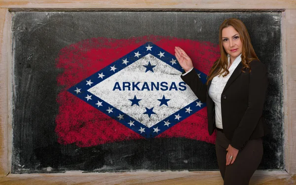 Profesor mostrando bandera ofarkansas en pizarra para presentación m — Foto de Stock