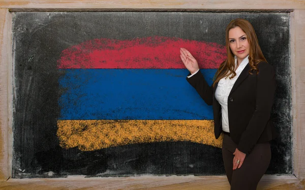 Blackboard sunu ma için bayrak ofarmenia gösteren öğretmen — Stok fotoğraf