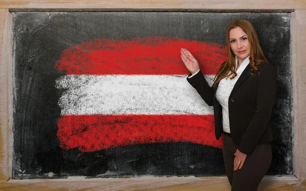 Enseignant montrant drapeau de l'Autriche sur tableau noir pour la présentation ma — Photo