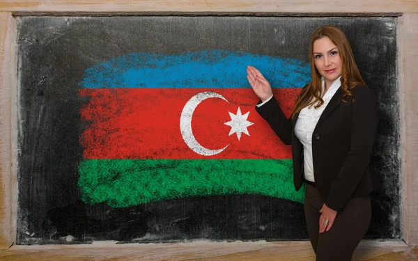 Profesor mostrando bandera de Azerbaiyán en pizarra para su presentación —  Fotos de Stock