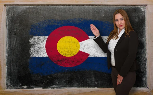 Lehrer zeigt Flagge von colorado auf Tafel für Präsentation m — Stockfoto