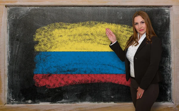Enseignant montrant le drapeau de la Colombie sur le tableau noir pour présentation m — Photo
