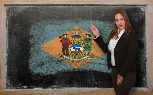 Εκπαιδευτικός δείχνει την σημαία ofdelaware στο blackboard για παρουσίαση m — Φωτογραφία Αρχείου