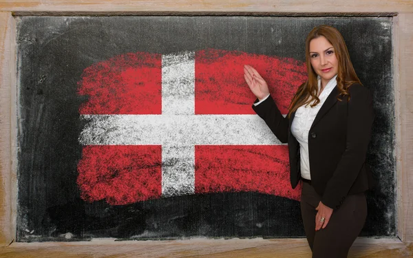 Lehrerin zeigt Flagge auf Tafel zur Präsentation — Stockfoto