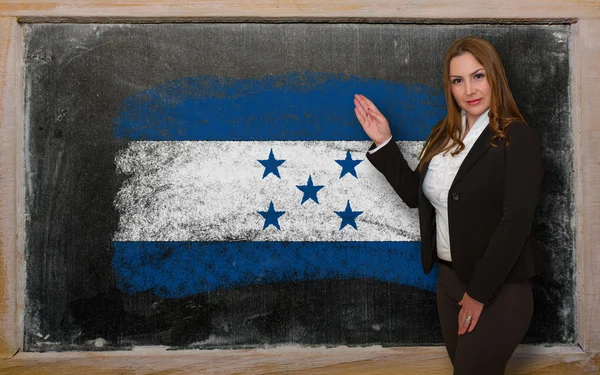 Enseignant montrant le drapeau du Honduras sur le tableau noir pour présentation m — Photo