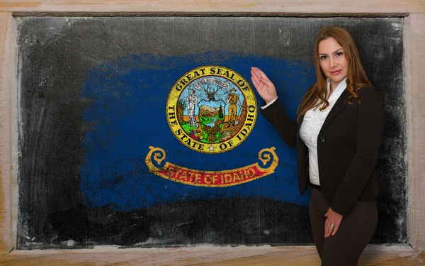 Вчитель, що показує прапор Айдахо на дошці для позначки презентації — стокове фото