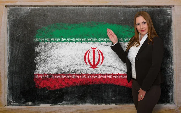 Läraren visar flaggan avIran på tavlan för presentation marke — Stockfoto