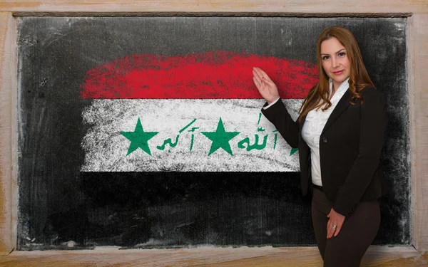 Leraar vlag Irak tonen op blackboard voor presentatie marke — Stockfoto