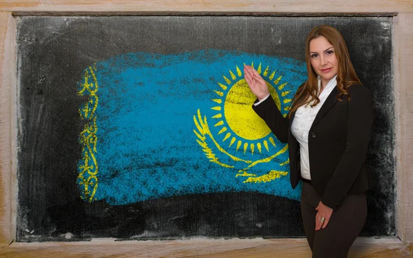 Teacher showing flag ofKazakstan on blackboard for presentation — Stock Photo, Image