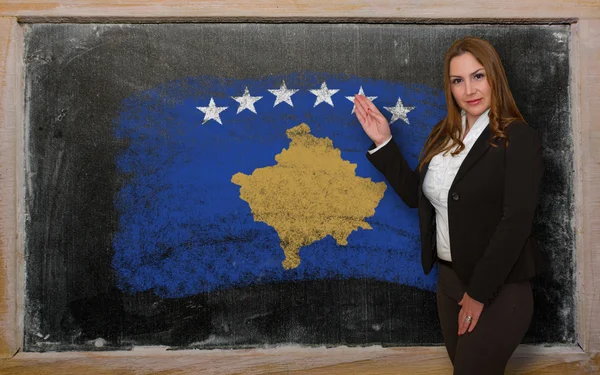 Teacher showing flag ofkosovo on blackboard for presentation mar — Stock Photo, Image