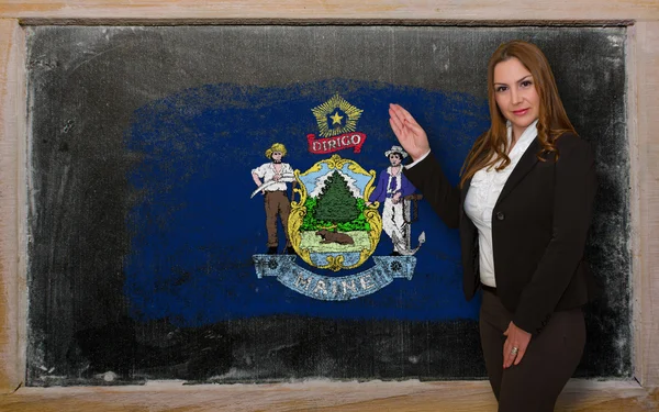 Profesor mostrando bandera de maine en pizarra para la marca de presentación — Foto de Stock