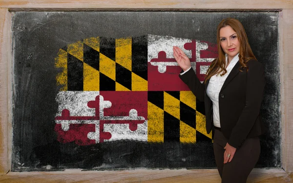 Lehrerin zeigt Flagge des Märchenlandes auf Tafel zur Präsentation — Stockfoto