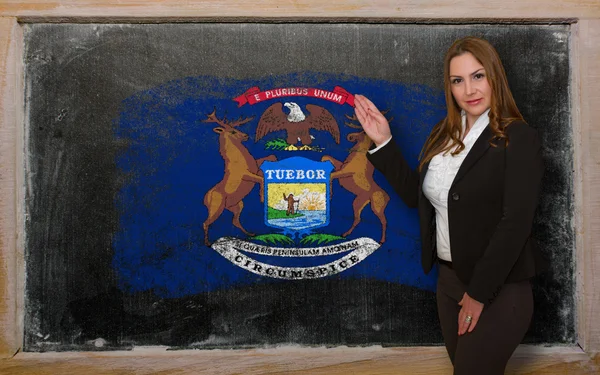 Lehrer zeigt Flagge von Michigan auf Tafel zur Präsentation m — Stockfoto