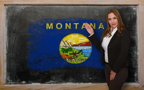 Teacher showing flag ofmontana on blackboard for presentation ma — Stock Photo, Image
