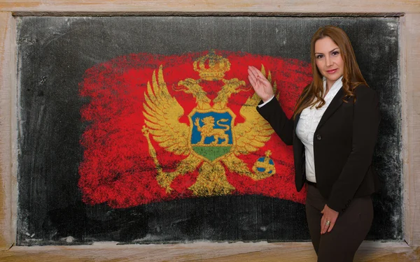 Enseignant montrant le drapeau du Monténégro sur le tableau noir pour présentation — Photo